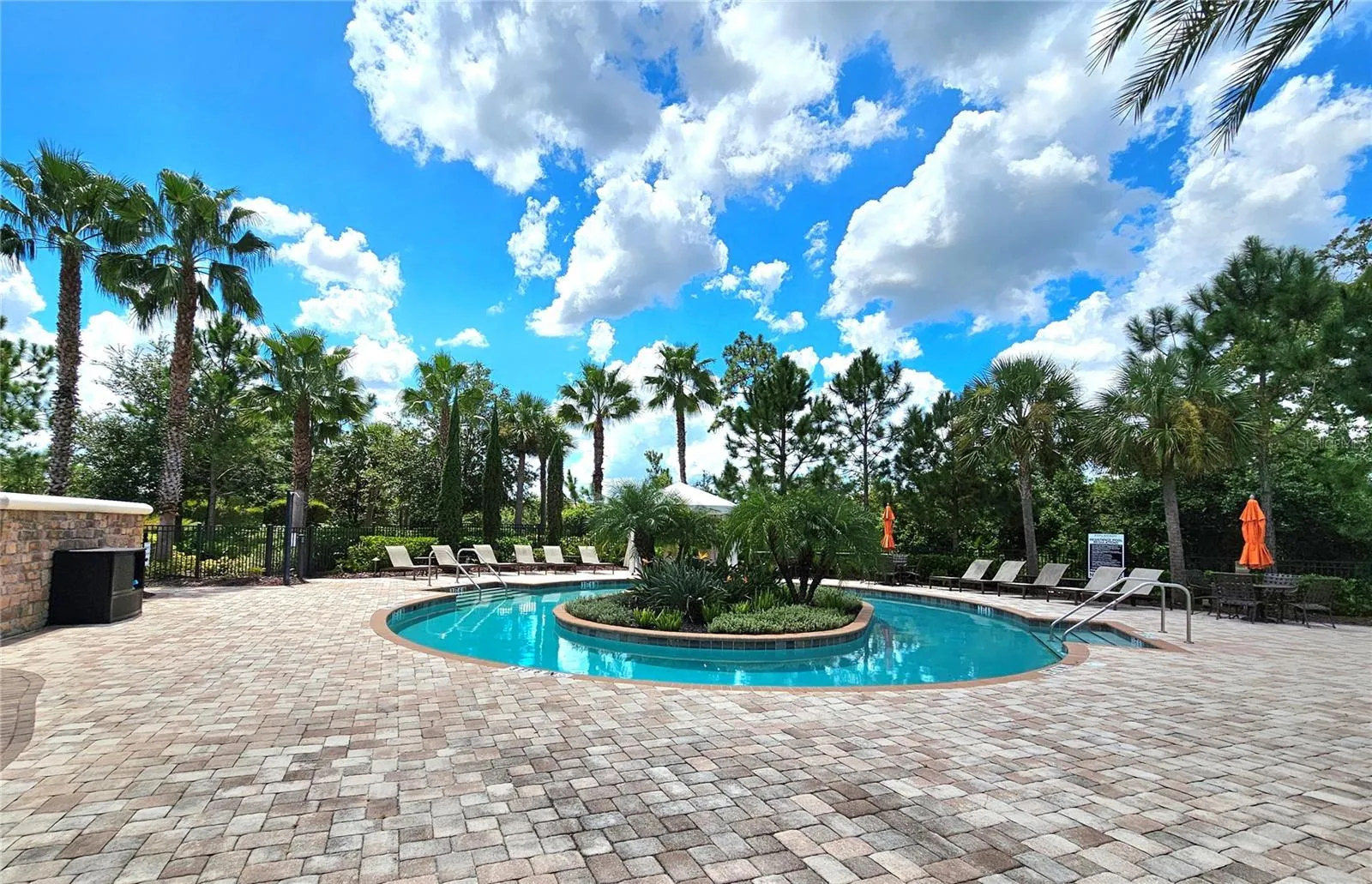 Lazy river pool