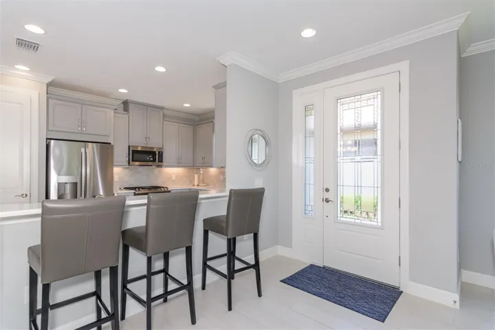 entry way/kitchen