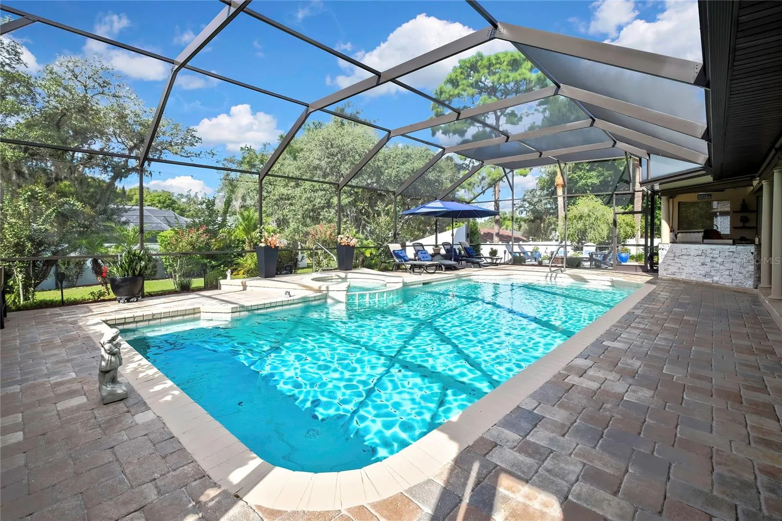Pavers, Saltwater, Heated, Spa, All newer equipment