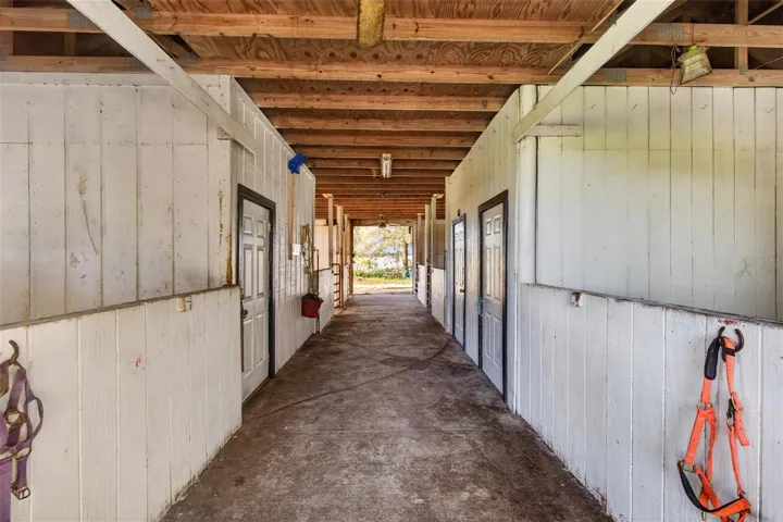 Barn with 6 stalls