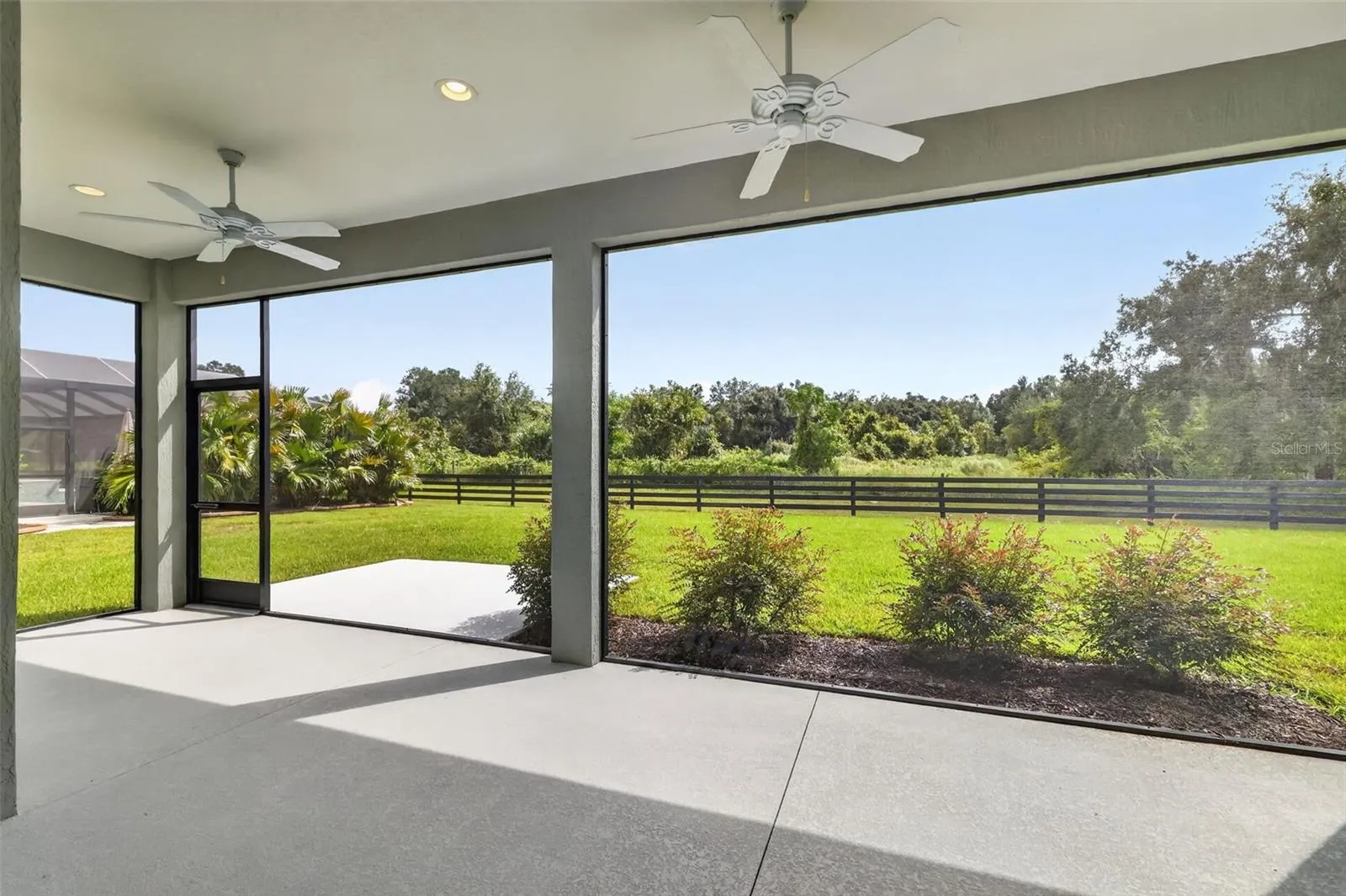 SPACIOUS Lanai with PRIVATE PRESERVE VIEWS