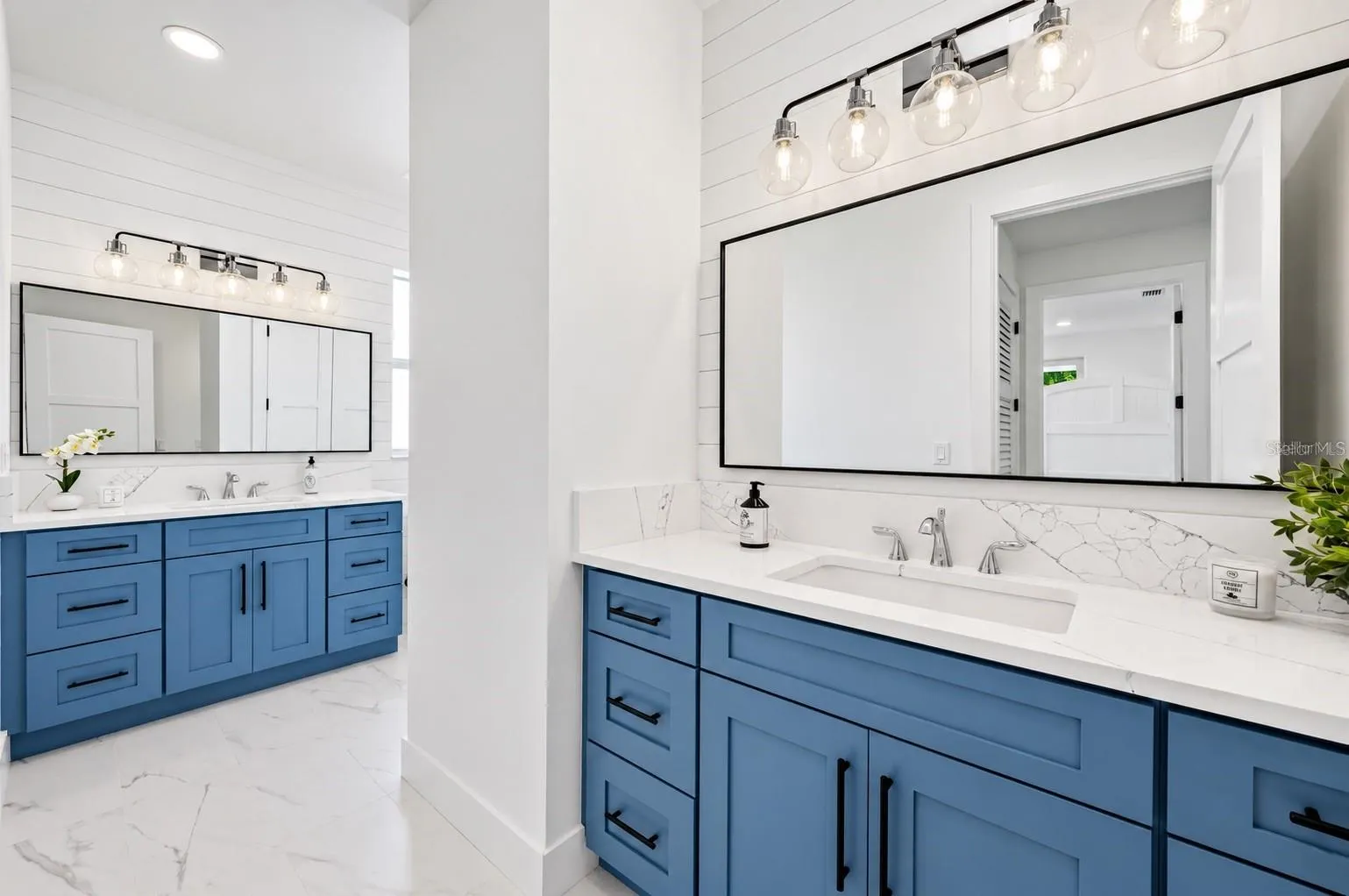 Guest full bathroom