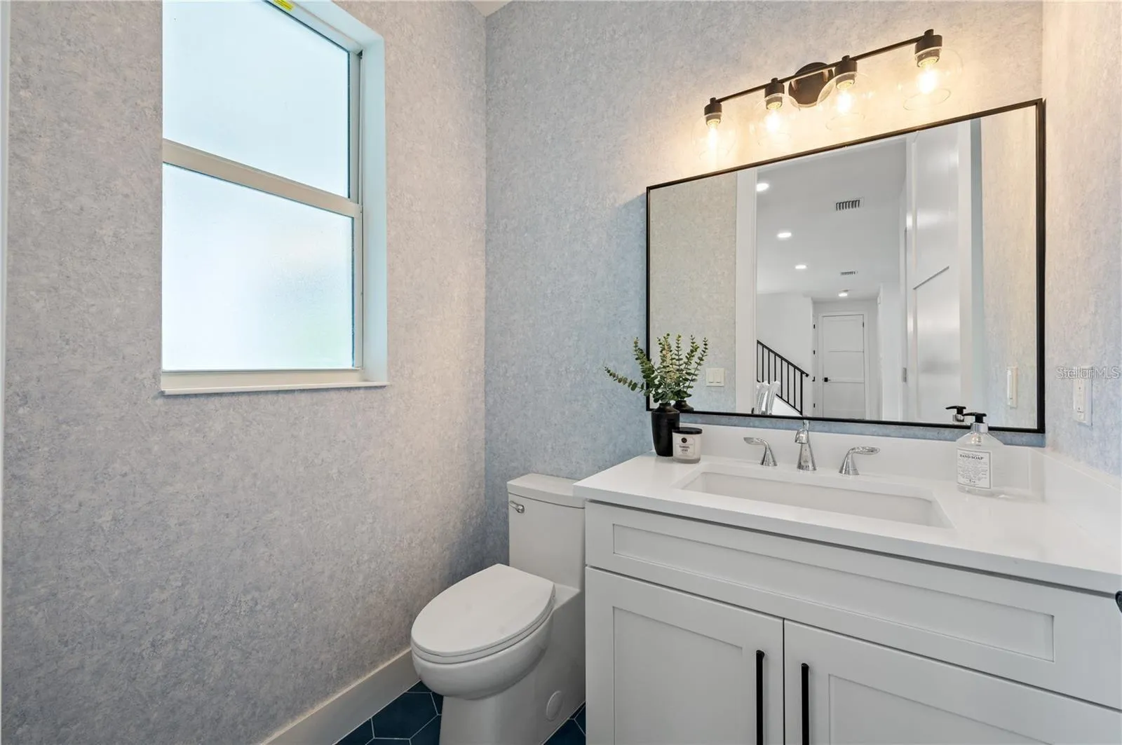 Powder bath, access from pool deck and the kitchen