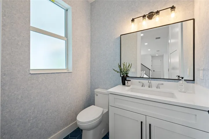 Powder bath, access from pool deck and the kitchen