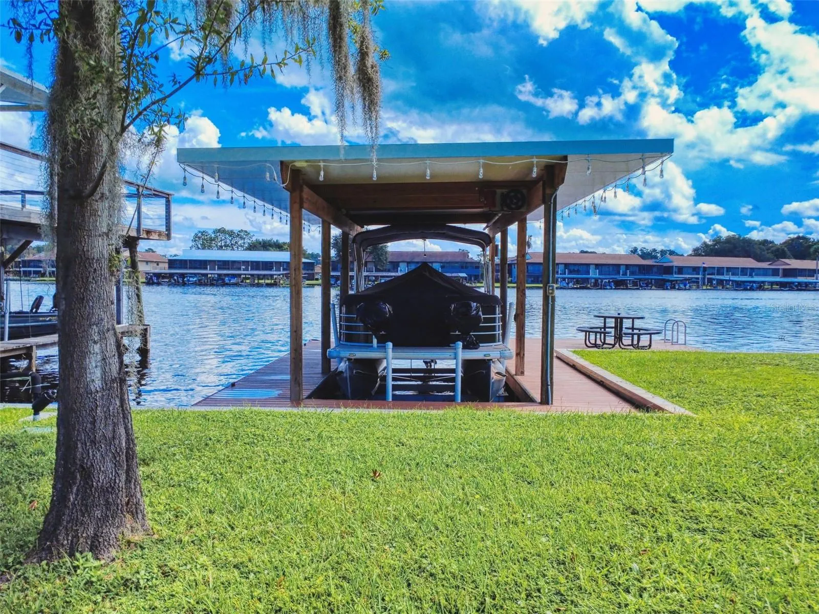boat house with lift