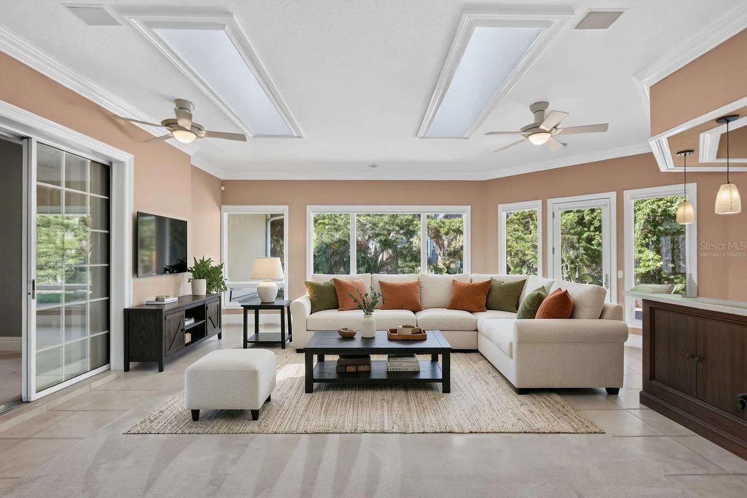 Expansive 25'x21' Florida Room-Virtually Staged