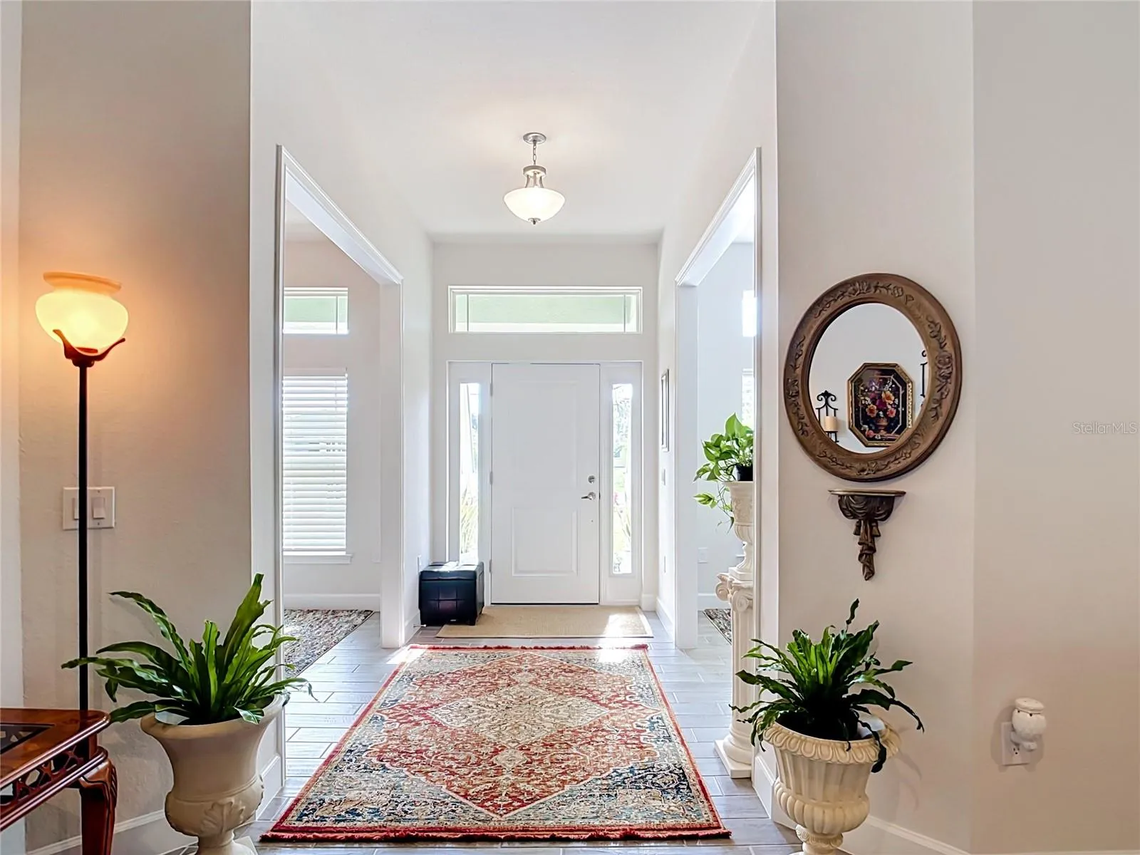 FOYER/FRONT ENTRANCE