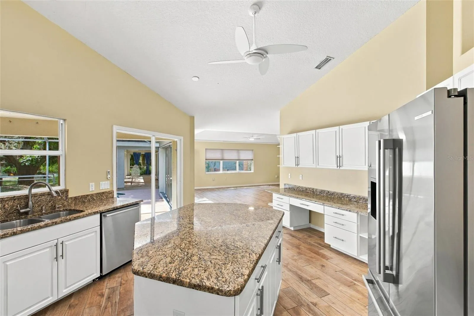 Large Kitchen with Island