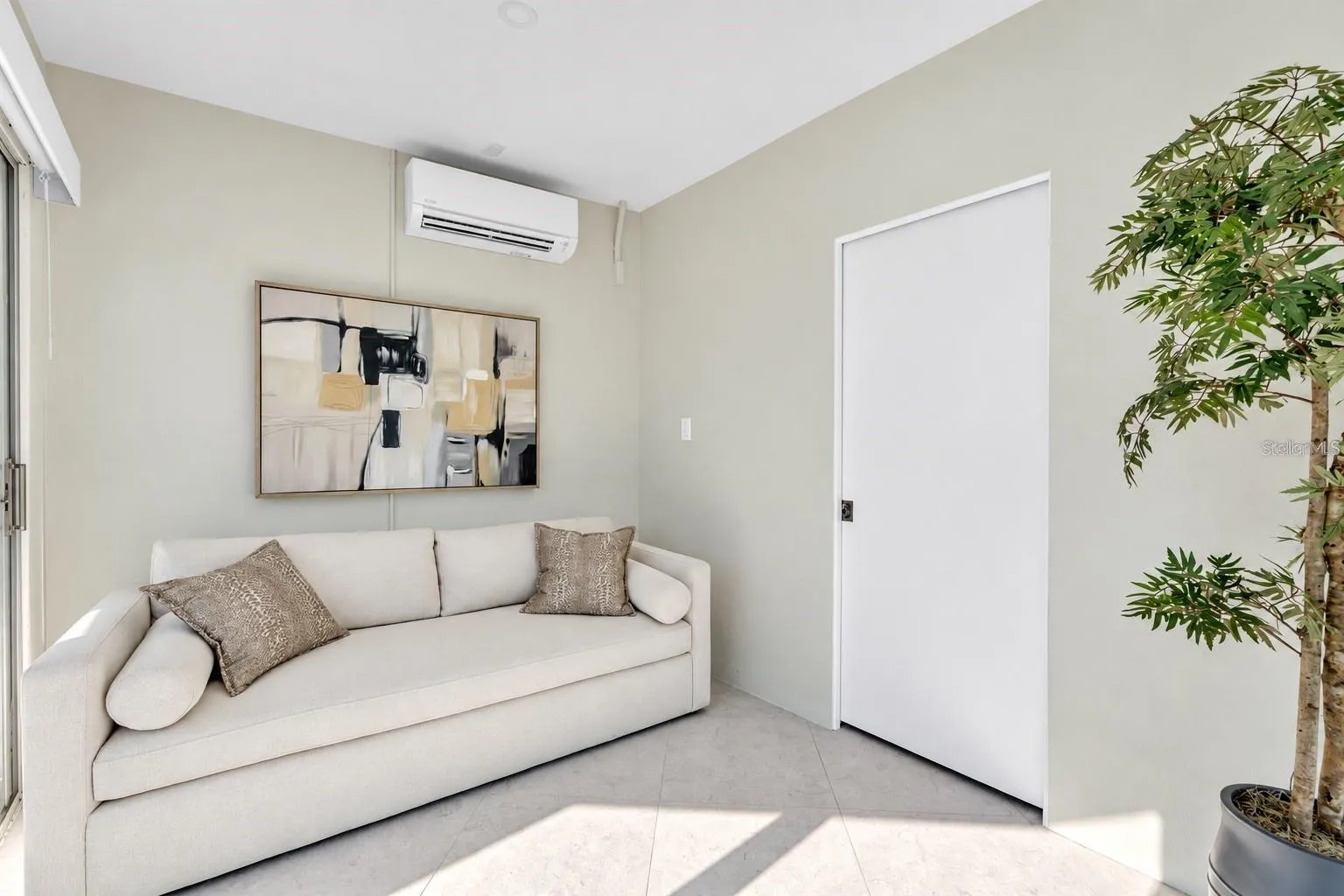 Pull-out couch bed