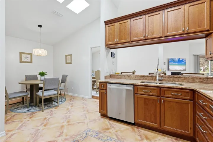 Kitchen with eat in kitchen area