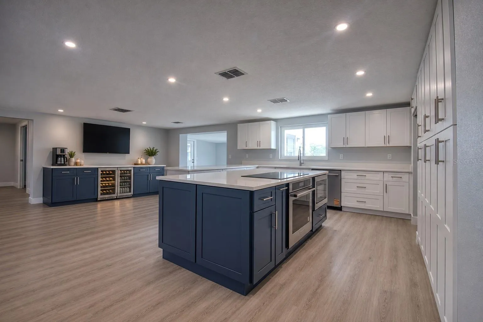 Kitchen (virtual staged)