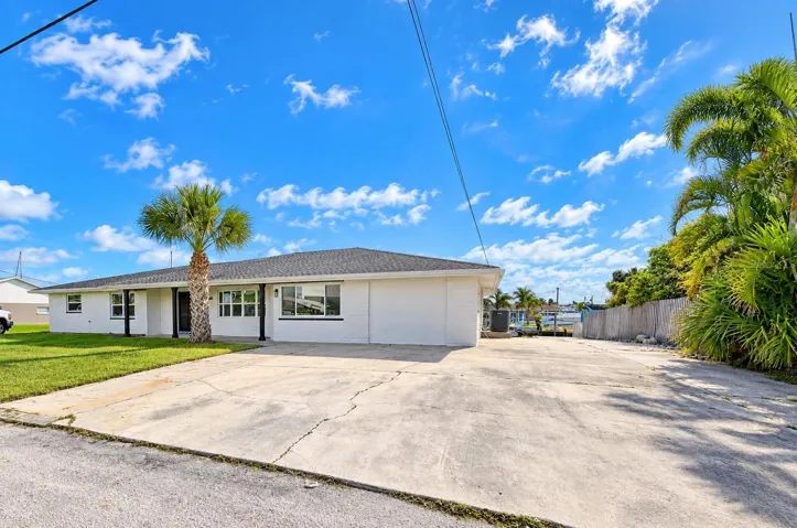 Large driveway for boat/trailer or RV