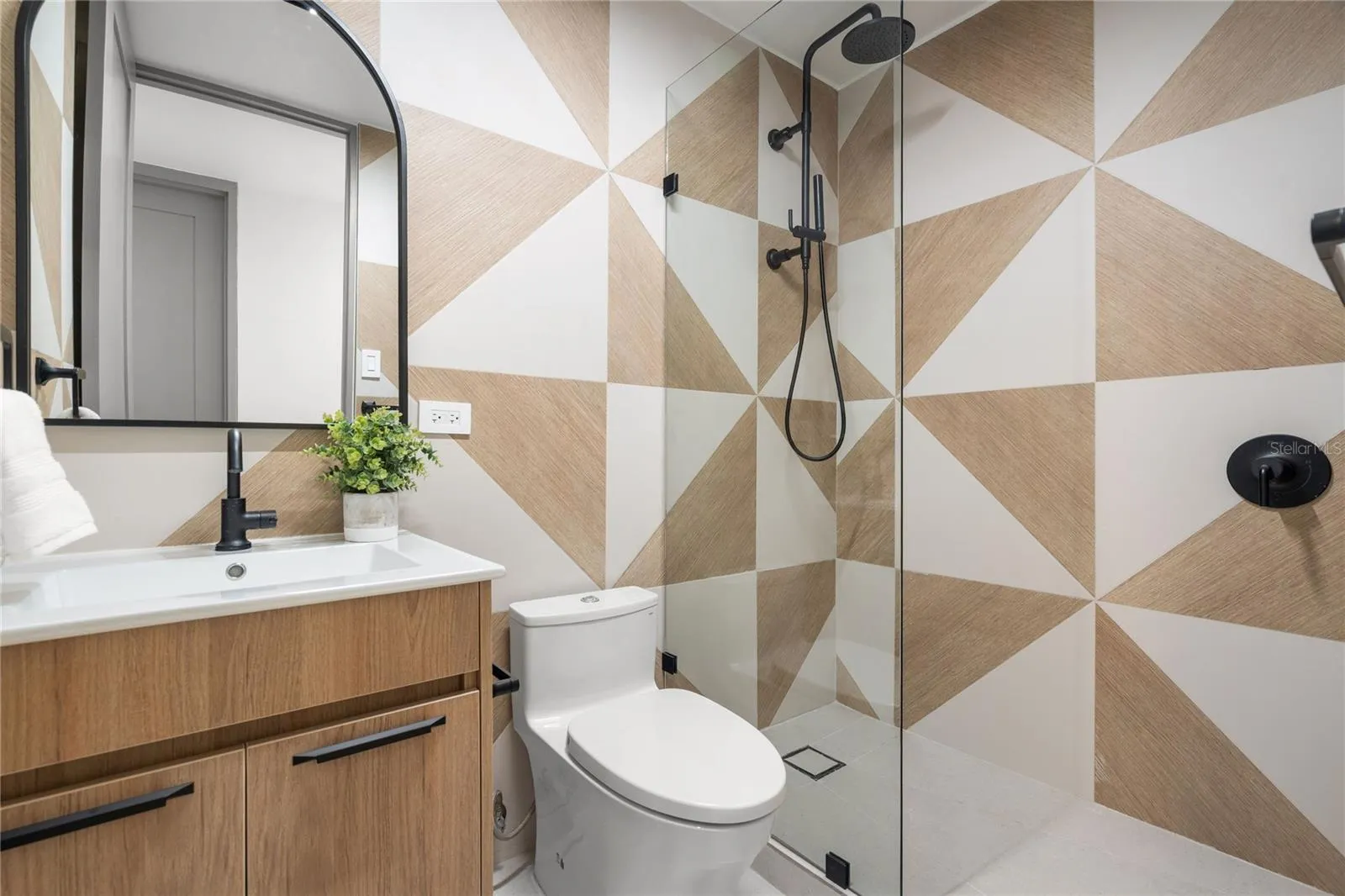 Mans Gdn Hills | Second Bathroom