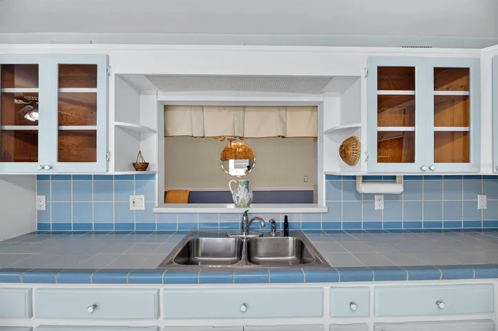 Pass-Thru to Dining Room