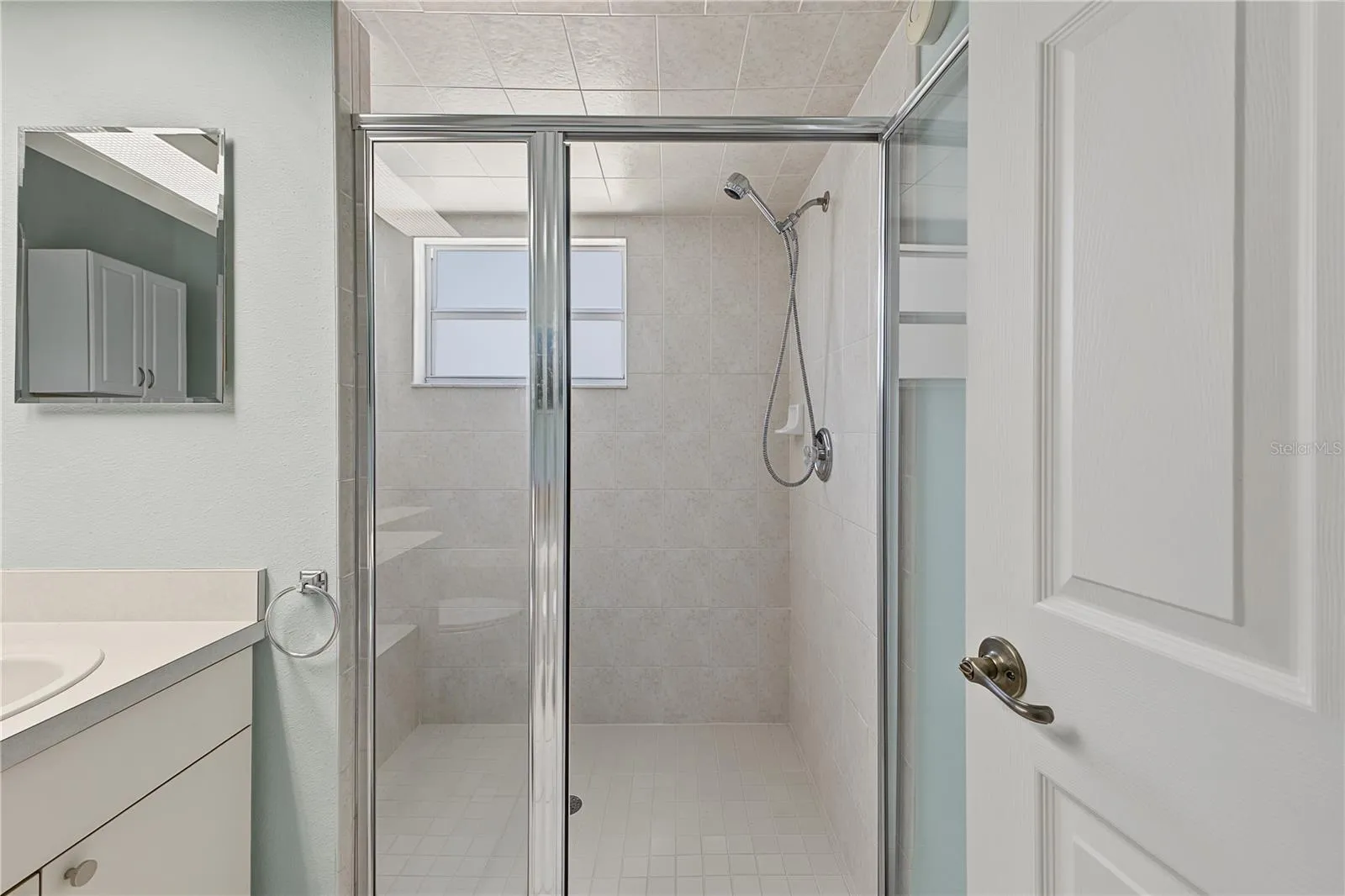 Large shower with bench