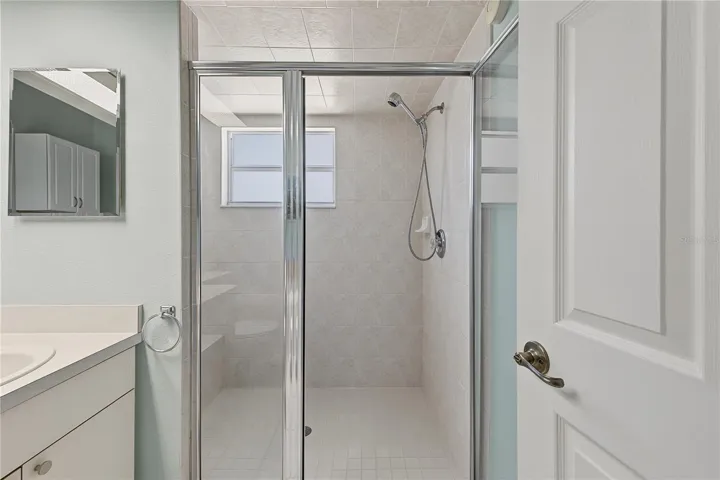 Large shower with bench