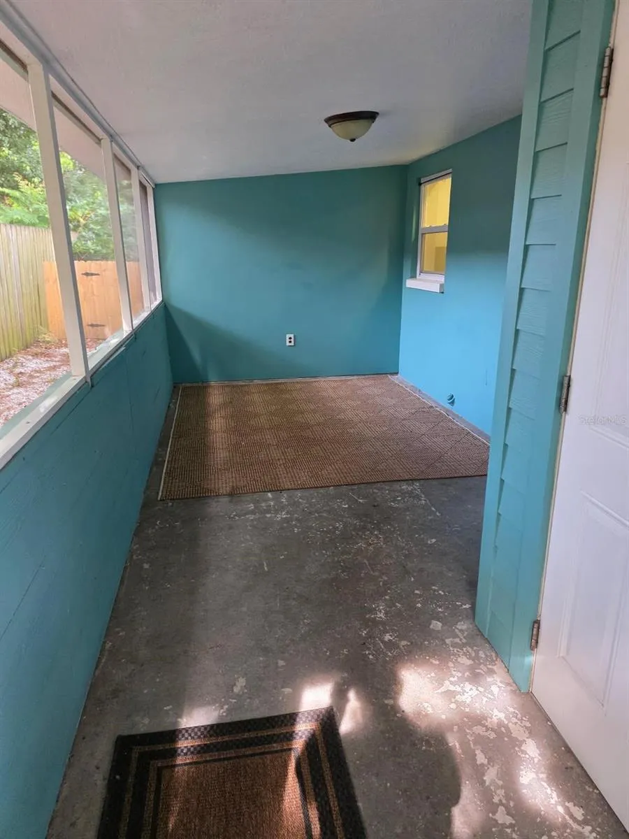 Large private screened lanai