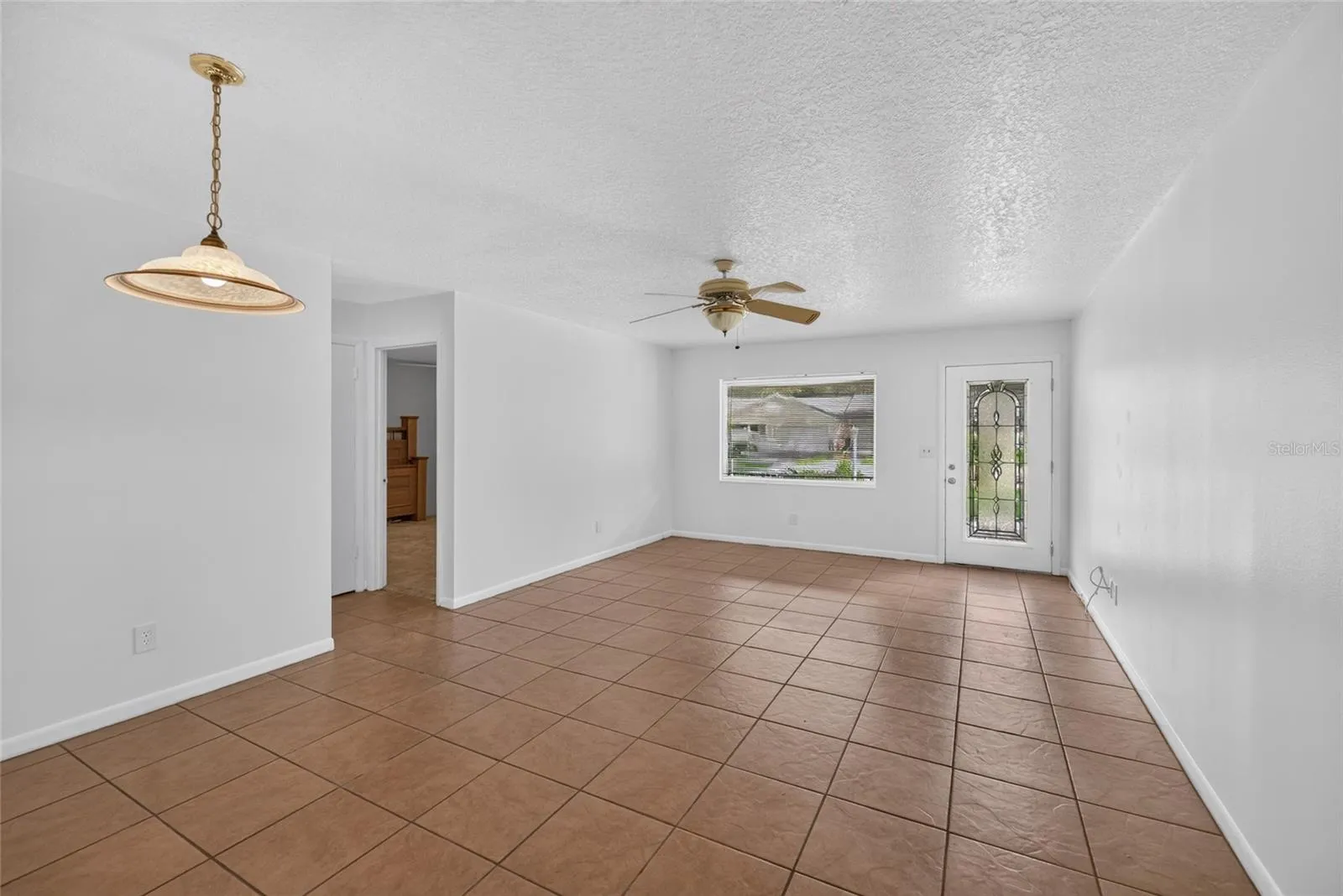 Living Room/Dining Area