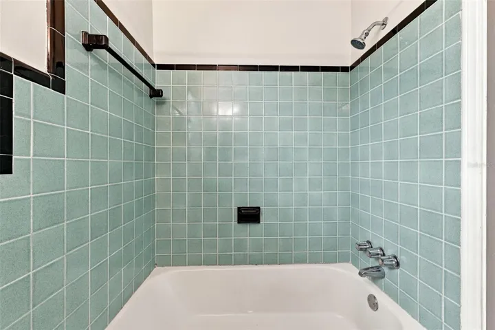 Bathroom with Tub/Shower Combo