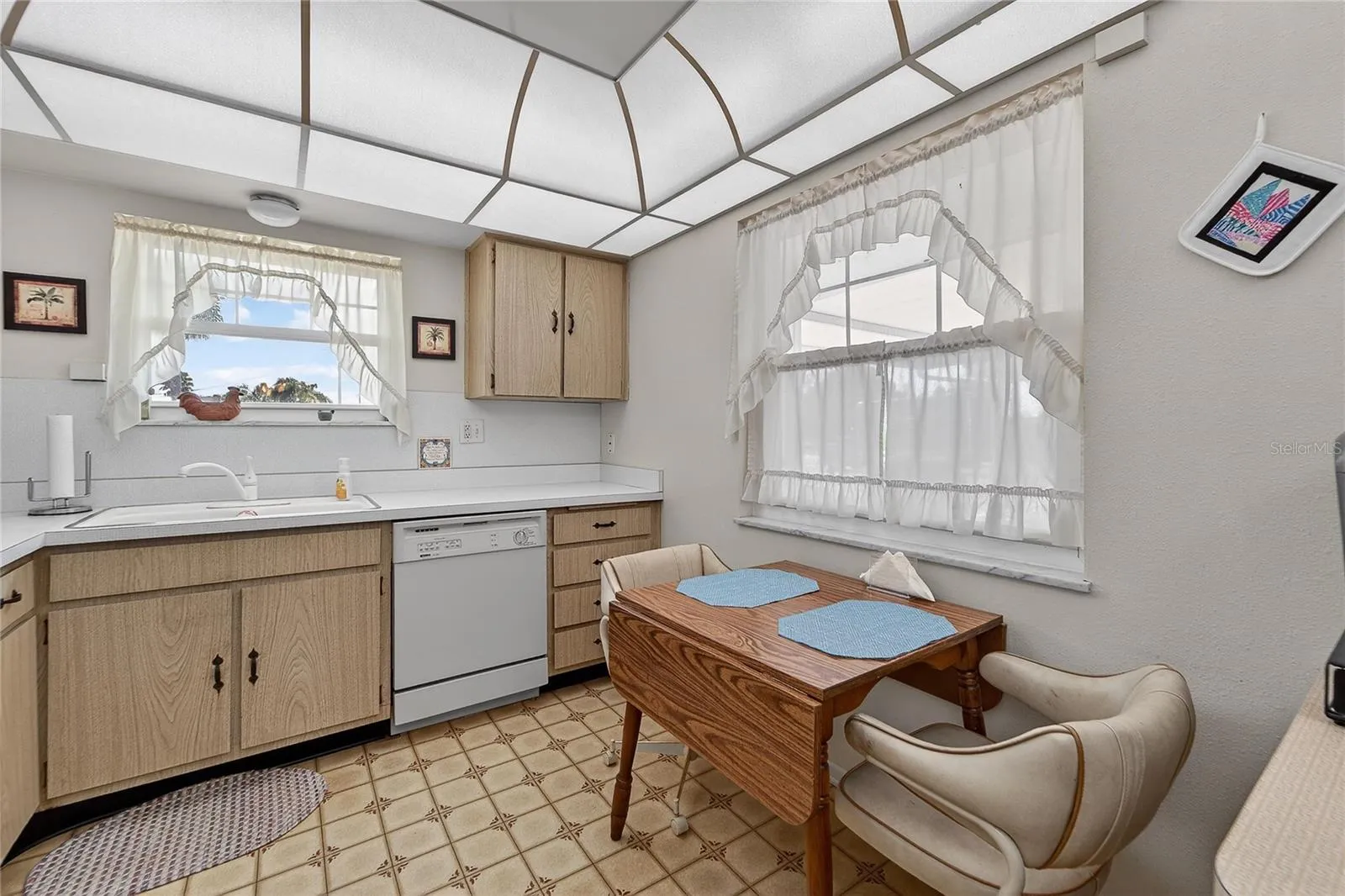 TB8552164 - room for a small table