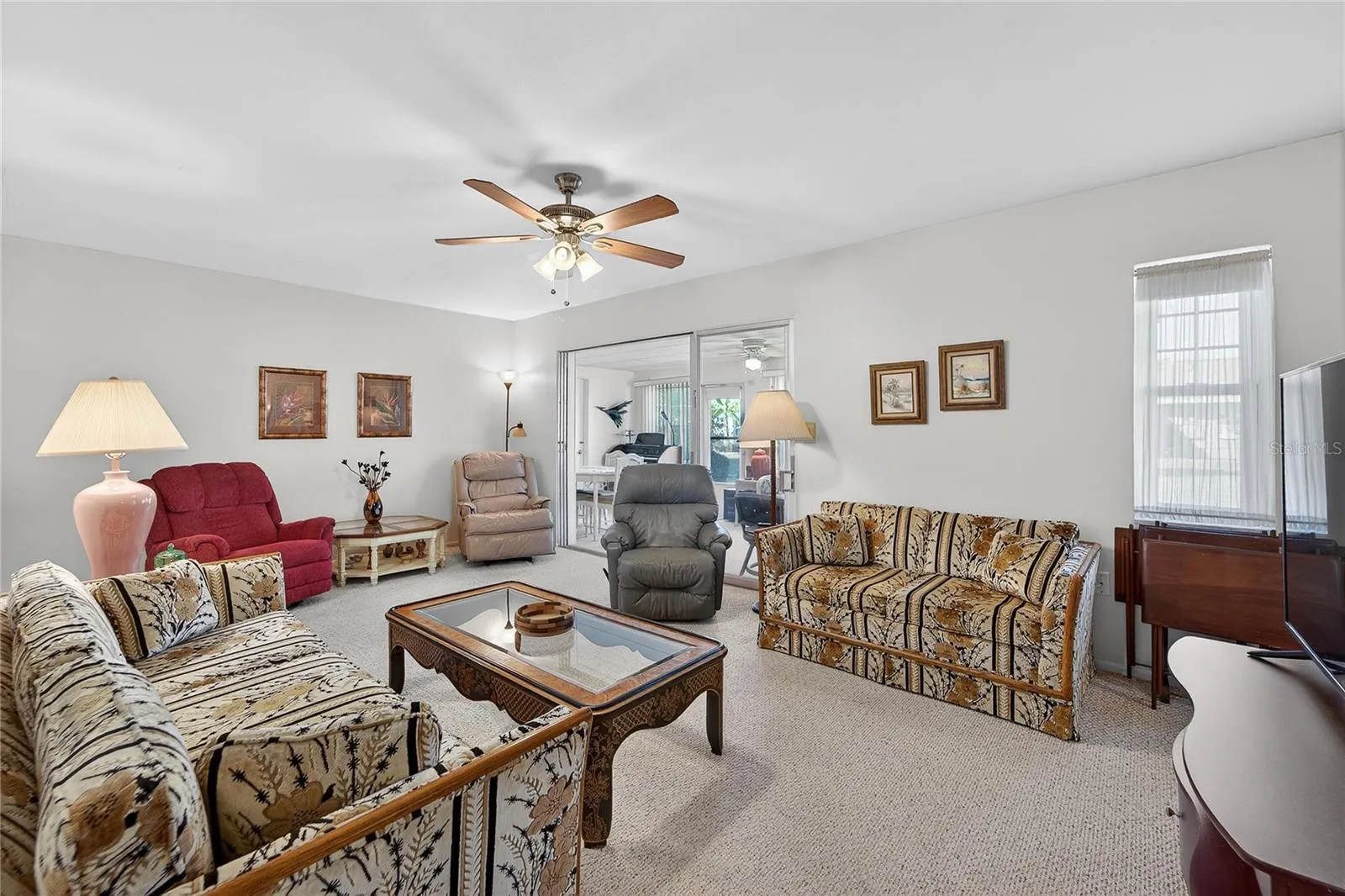 TB8552164 - Living room