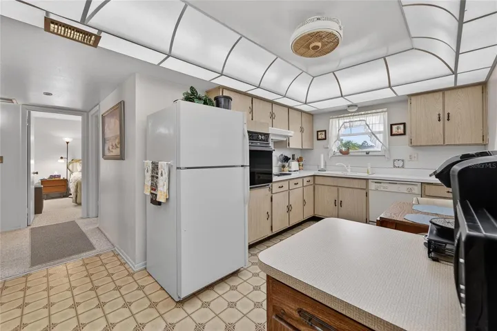 TB8552164 - Kitchen to the right