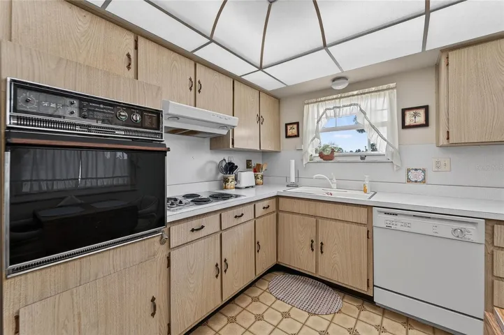 TB8552164 - L-shaped kitchen