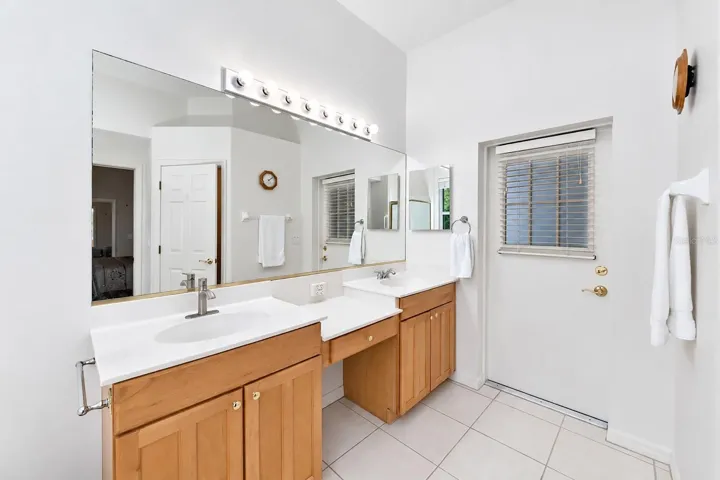 Primary suite w/door to lanai.