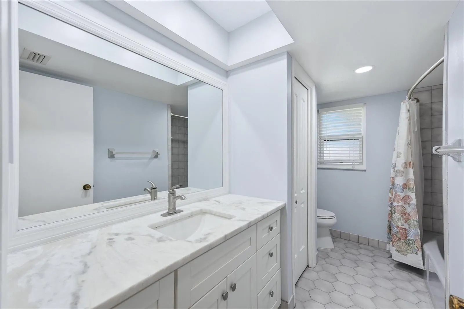 BATHROOM #2 INWARD CIEW