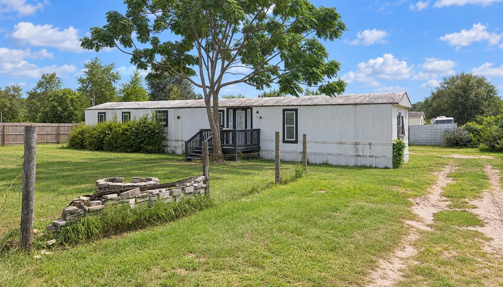 Front House with AI removal vehicles and belongings