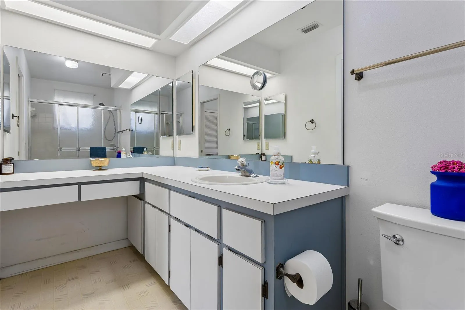 En suite bath off the primary bedroom