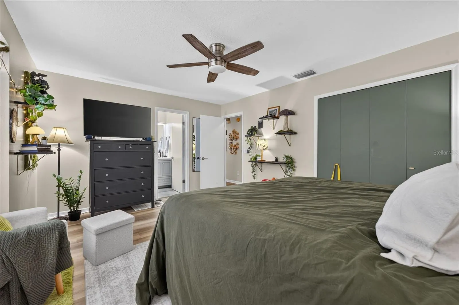 Upstairs primary bedroom