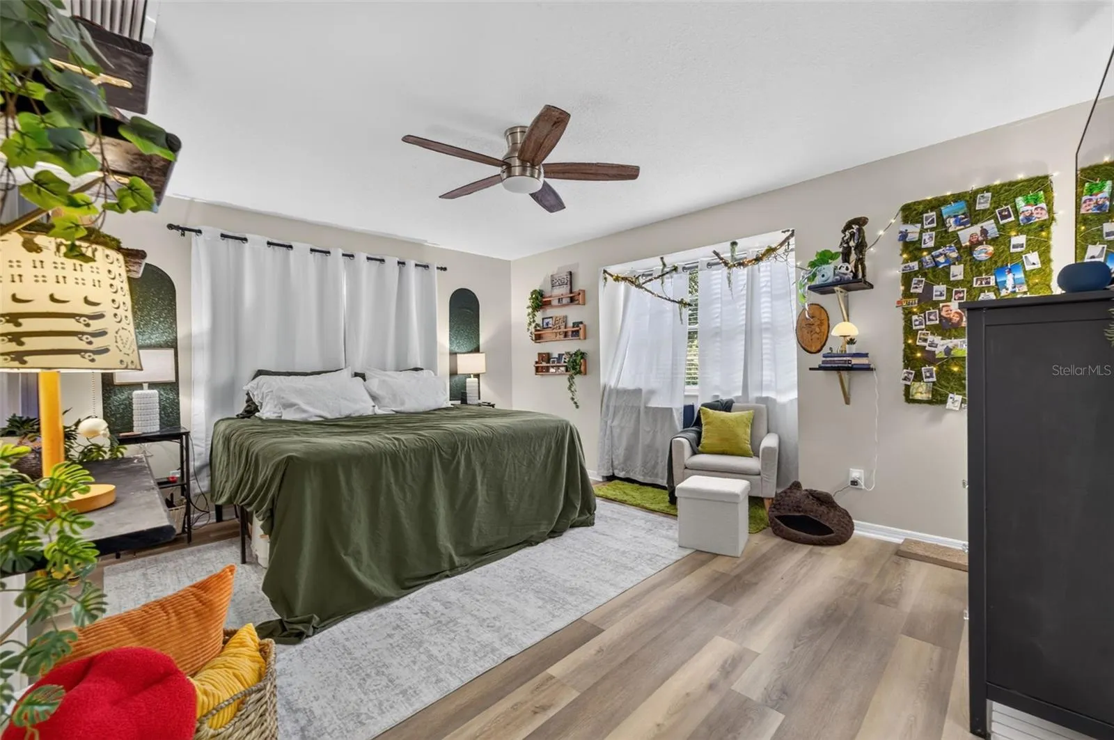 Upstairs primary bedroom