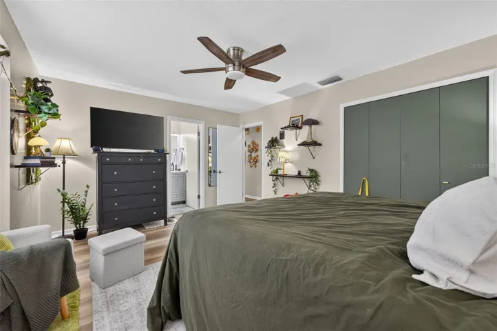 Upstairs primary bedroom