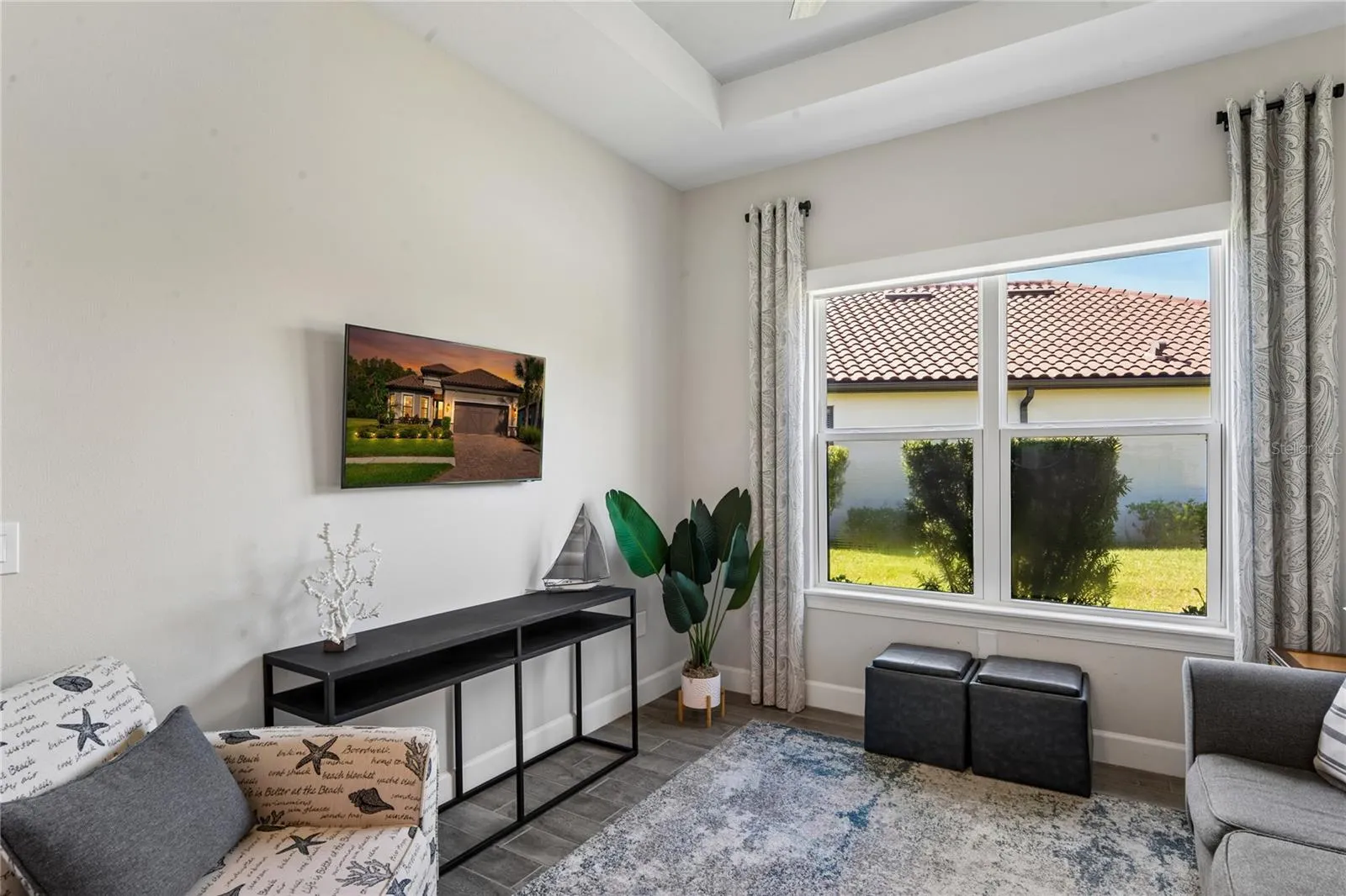 Office / Flex /Den space w/Tray ceiling