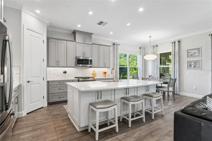Grand kitchen open floorplan