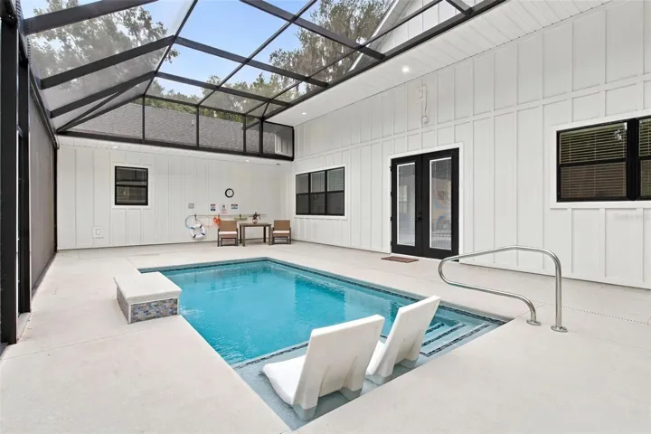 Relaxing pool with sun shelf