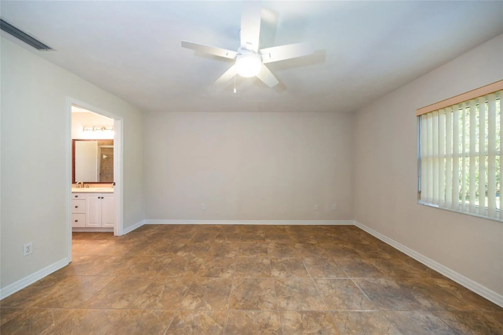 Huge primary bedroom