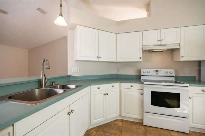 Well kept, clean kitchen with laminate countertops
