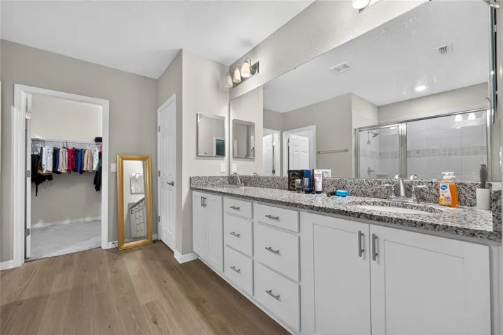 Walk in Double vanity 1 floor