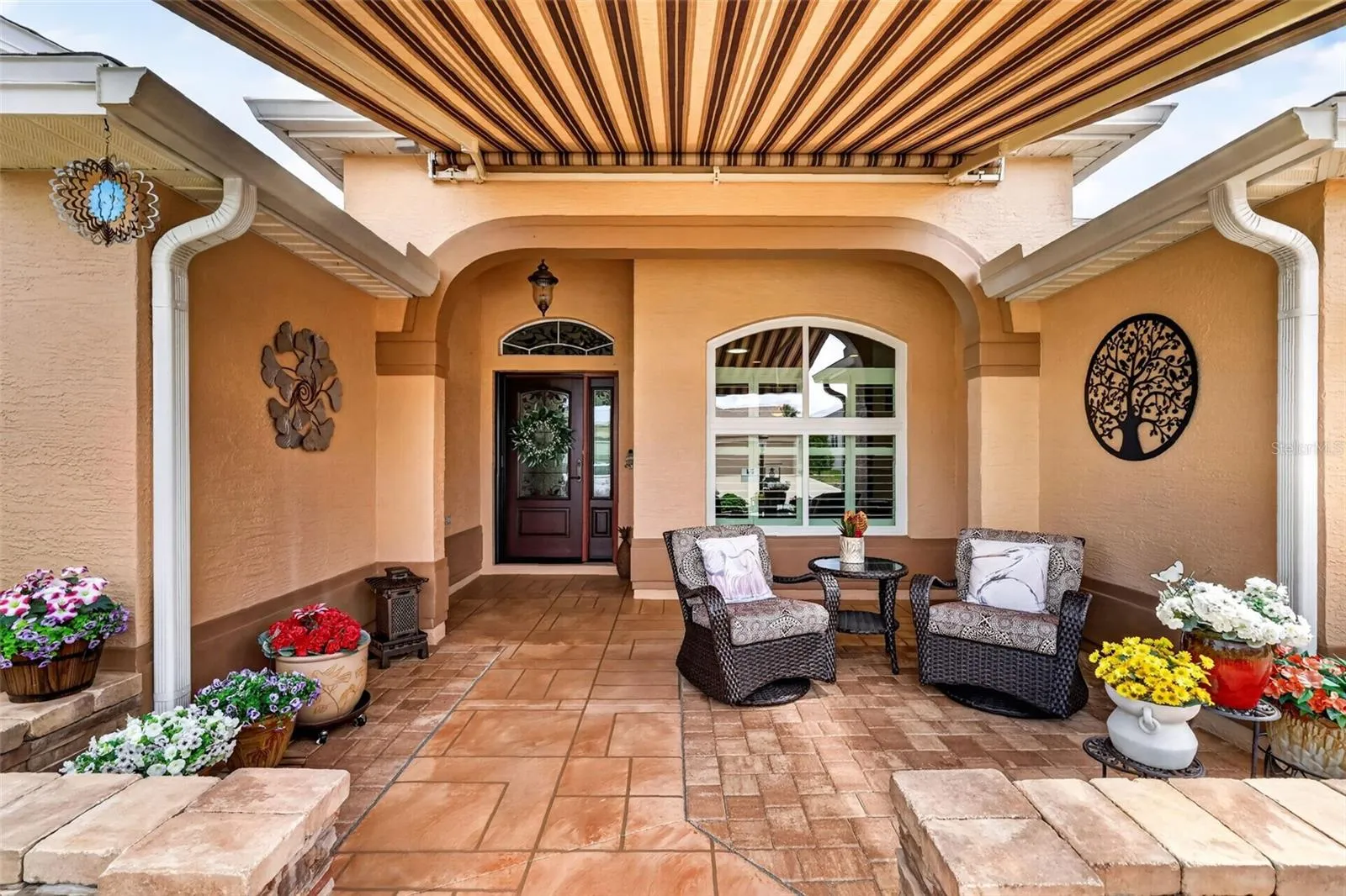 Electric retractable front sitting garden area.
