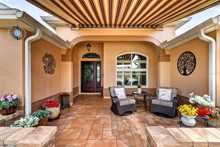 Electric retractable front sitting garden area.