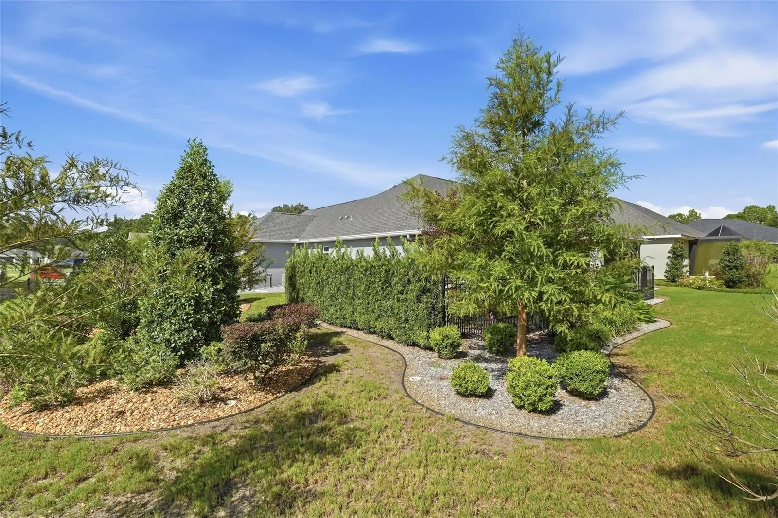PRIVATE SIDE YARD