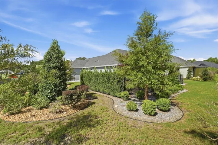 PRIVATE SIDE YARD