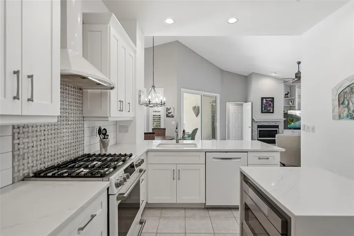 Gas range is a huge plus for those that love spending time in the kitchen!