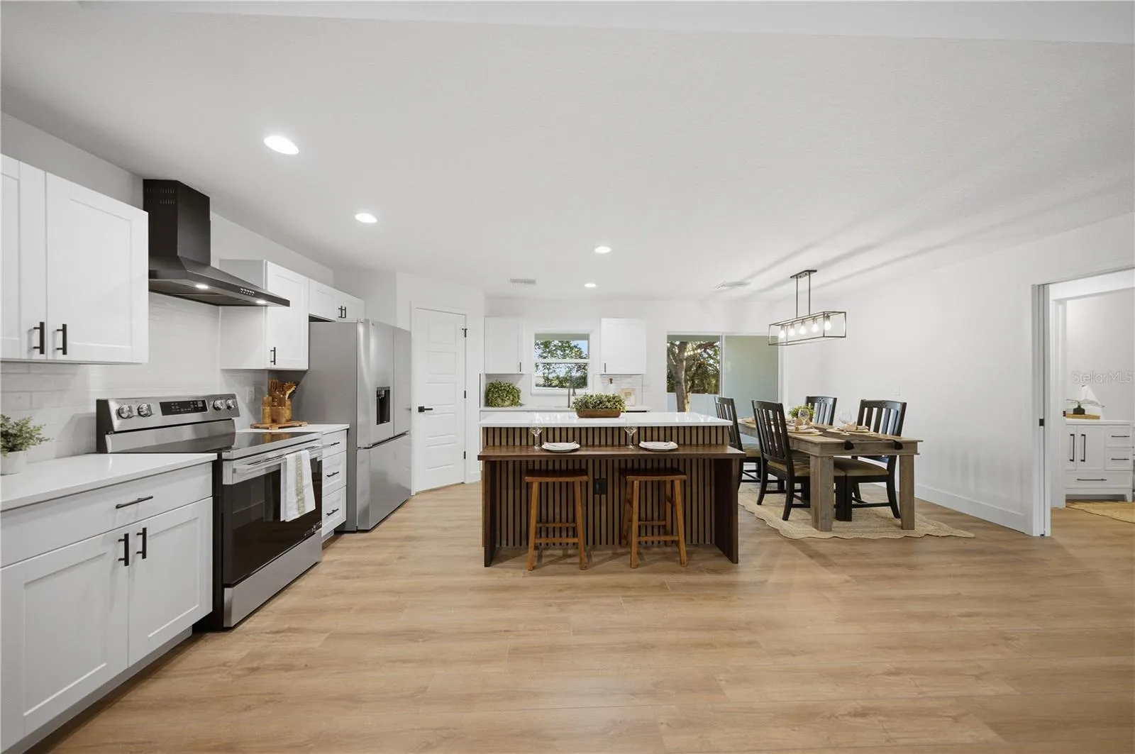 Eat-in kitchen with designer bar