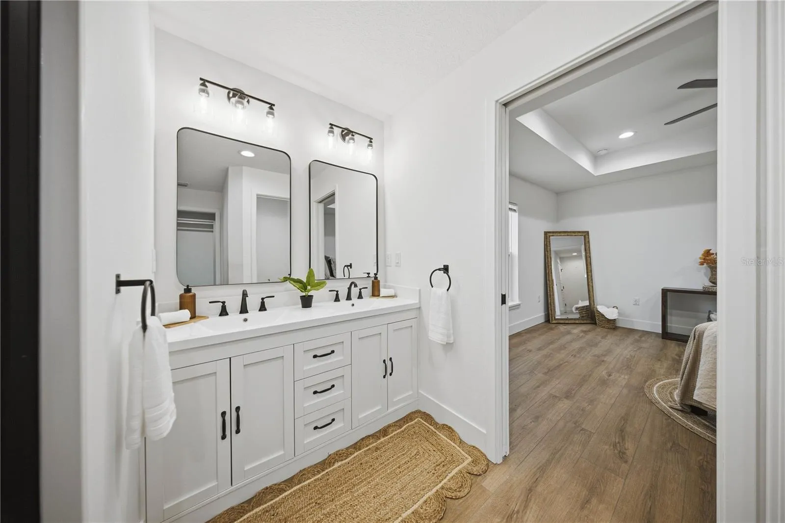 Dual vanities