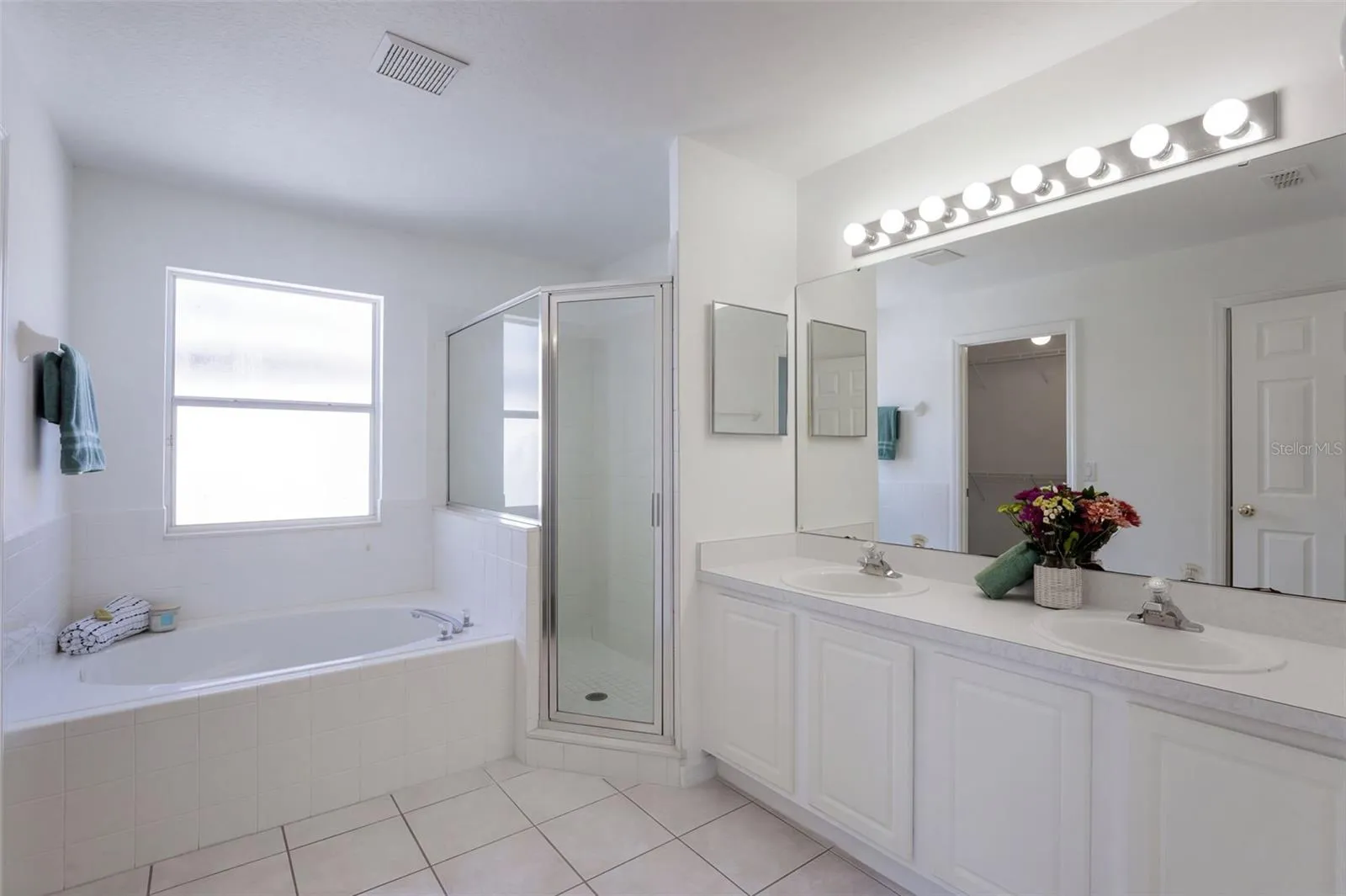 En suite bath with tub and separate shower, dual sinks