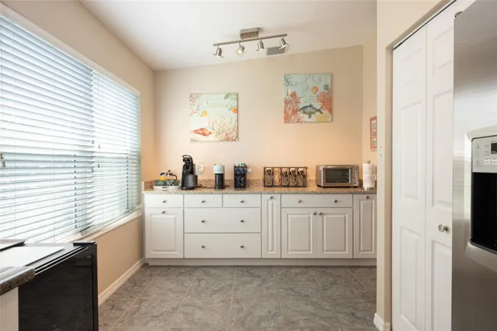 Kitchen Buffet w/Lots space