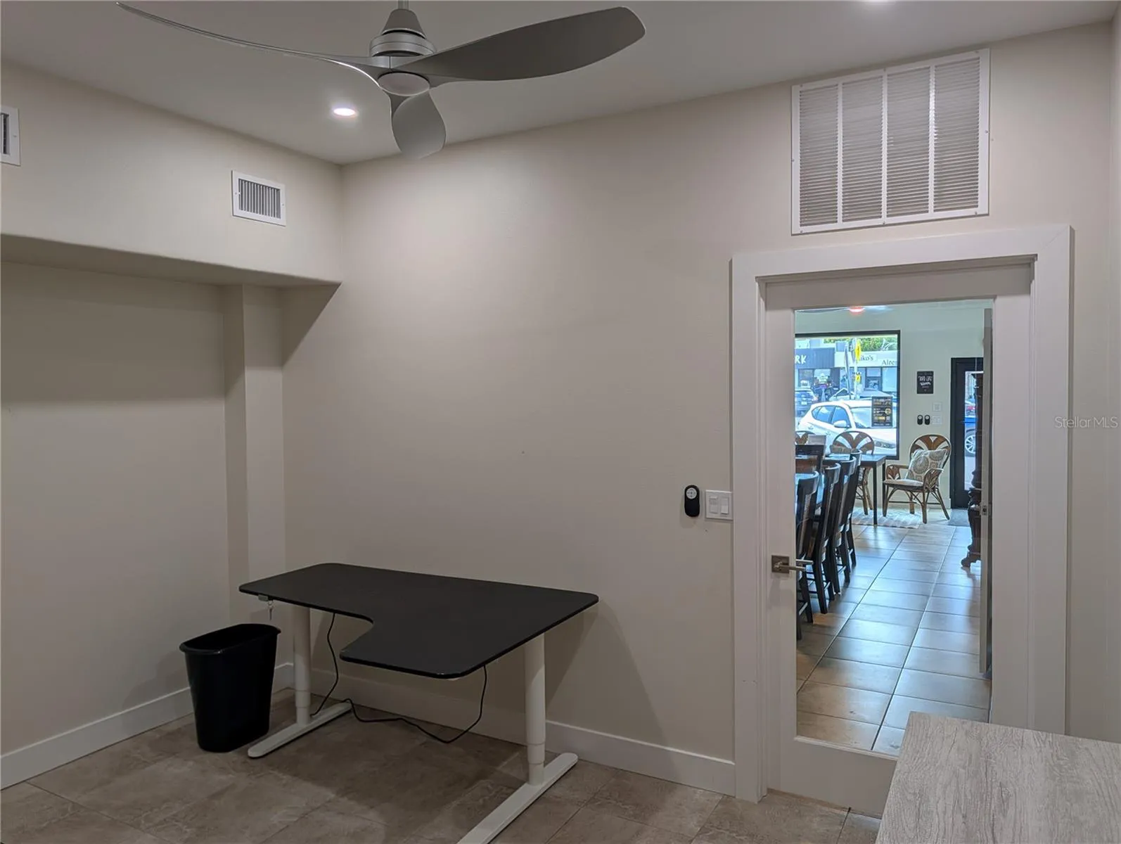 Office furnished or not, tenant choice.